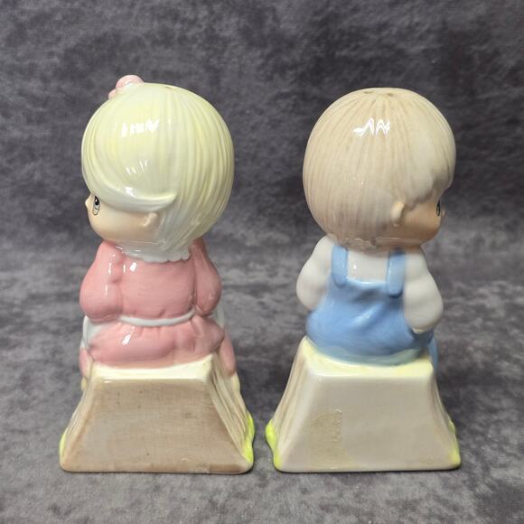 Precious Moments Girl & Boy Sitting on Tree Stump Salt & Pepper Shaker Decor - Picture 5 of 10